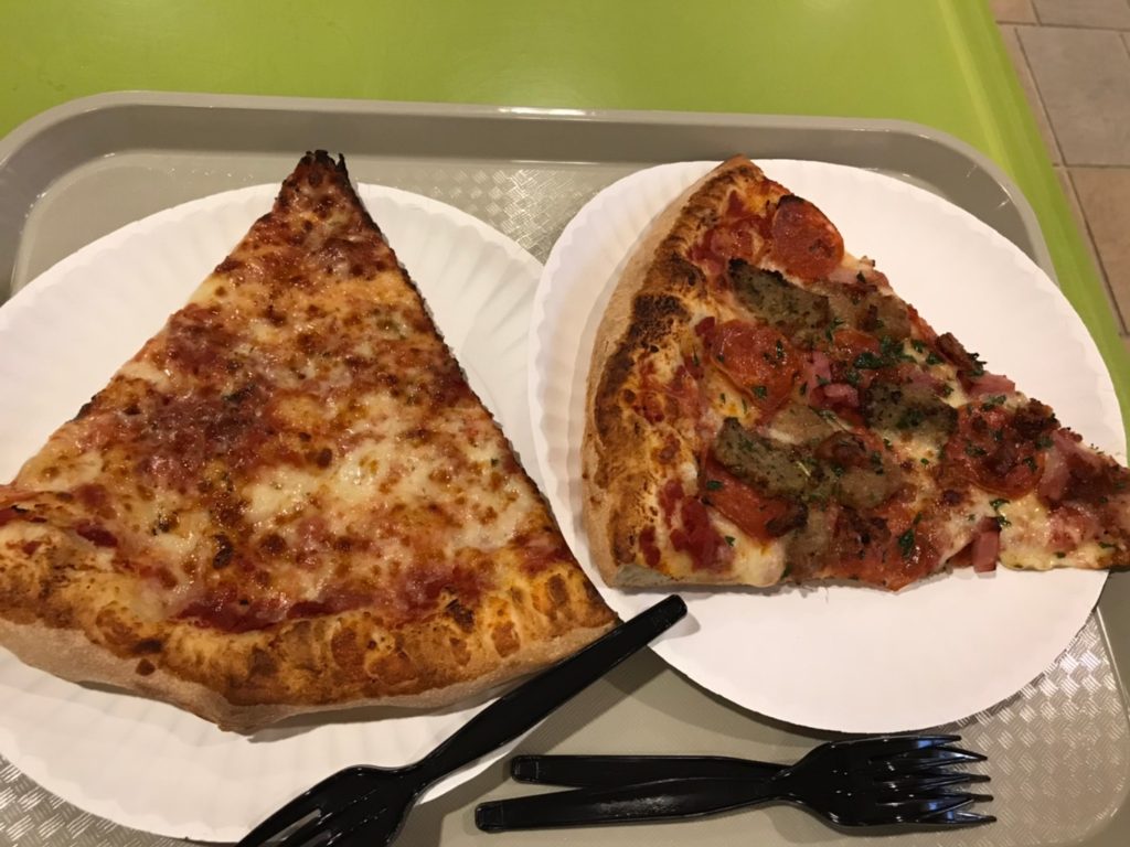 なんちゃらチーズピザとなんちゃらミートピザ